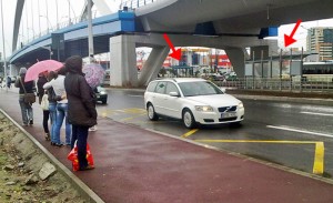 statie de tramvai sub pod si stratie de autobuz sub ploaie